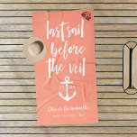 Toalha De Praia Última vela antes do fim de semana da Bachelorette<br><div class="desc">Celebre seu fim de semana de solteira, saia ou festejo com essas toalhas de praia personalizadas únicas. Design personalizado apresenta um fundo de mamão vibrante com "última vela antes do véu" em caracteres gravados à mão e uma ilustração náutica da âncora. Personalize com o nome, o ano e o destino...</div>
