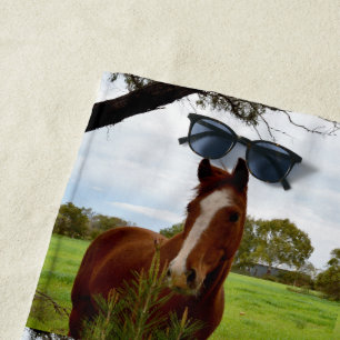 Toalha De Praia "Um Chifre da Natureza: Um Chestnut Horse e Banksi