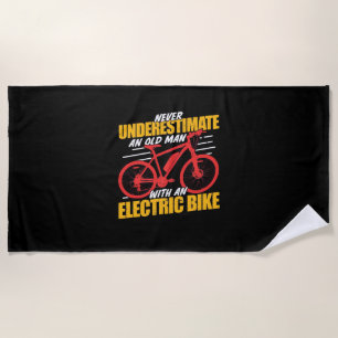 Toalha De Praia Um Velho Com Uma Bike Eleitoral