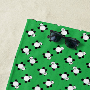 Toalha De Praia urso panda sobre grama verde