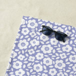 Toalha De Praia Vintage Flower Cascade Periwinkle<br><div class="desc">Uma alegre dispersão de flores brancas ao estilo da safra enfeita esta toalha de praia azul-periwinkle (ou é roxa?) feminina e encantadora para a adição perfeita ao seu retrô pin-up girl poolside ou kit de praia. Design por 2birdstone.com 2015</div>