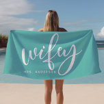 Toalha De Praia Wifey Teal e White Custom Bride<br><div class="desc">Celebre o seu novo status com esta toalha de praia "Wifey", chica, em branco e teal, perfeita para luas de mel, dias de praia ou relaxamento ao lado do poolside. Projetada para noivas e recém-casados, esta toalha pode ser personalizada com um sobrenome, fazer-a como um presente único ou acessório pessoal....</div>