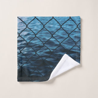 Toalha De Rosto Corpo de água em frente à cerca de elos de corrent