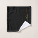 Toalha De Rosto Nome do Monograma Rapariga de Script Moderno Doura<br><div class="desc">Toalha Bathroom de Nome de Monograma Simples Preto e Dourado. Isto faz o doce e perfeito aniversário de 16 anos,  casamento,  chá de panela,  aniversário,  chá de fraldas ou festa de solteira presente para alguém que ama luxo de luxo e estilos quíticos.</div>