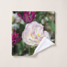 Tulipas rosa brilhante em um dia ensolarado