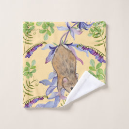 Toalha De Rosto Um rato engraçado numa espessa de flores.