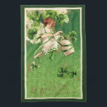 Toalha Rua, Gatinha de Saudação do Dia de Patrick<br><div class="desc">A toalha do Dia de Patrick com uma linda moça irlandesa que não tem medo de voar para o ar num cano com fita verde para o harness. Envolvida por trevos,  ela é uma Rua desagradável.</div>