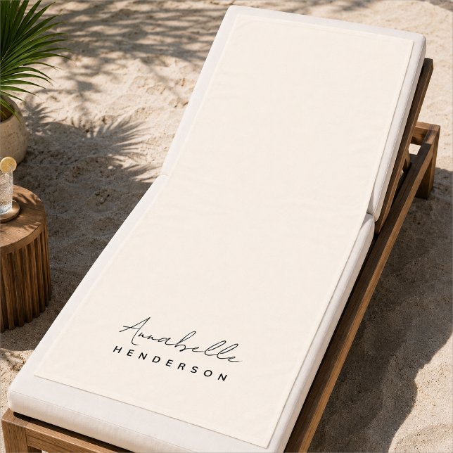 Toalhas de Praia Monogramadas | Presente de Toalha (Personalized cream monogram beach towel with script name for resorts and poolside lounging.)