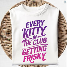 Todos os Gatinhos do clube ganhando camiseta frági