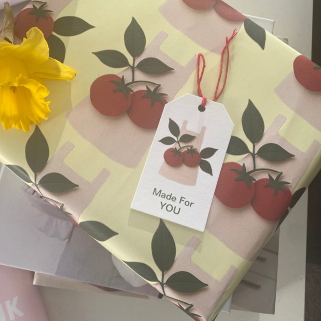 Tomate Etiqueta para Presente de Avental | Embalag (Foodie gift wrap with tomato-apron print + matching “Made For YOU” tag—perfect for kitchen gifts, 
)