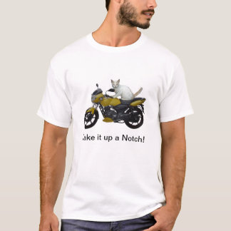 Tome-o acima de um t-shirt do entalhe