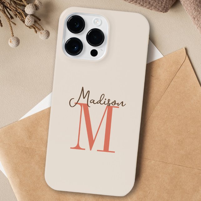 Tons da Terra Neutra com Nome e Monograma Inicial (A classy modern case to personalize with your monogram initial and name.)