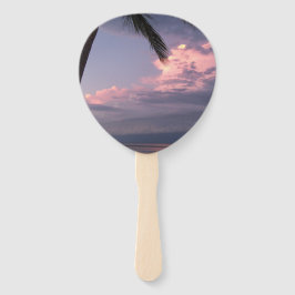 Tons de céu roxo em um leque manual