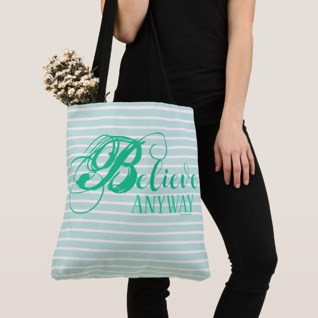 Tote Acredite De Qualquer Jeito Bolsa de Ombro 18" (Close Up)