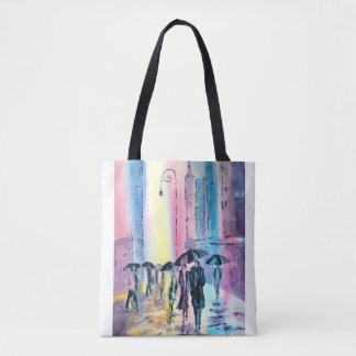 Tote Bag com uma cena de um Casal andando em chuva