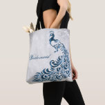 Tote Blue Peacock Vine Bridesmaid Bolsa<br><div class="desc">Personalize um saco de impressão para as suas damas de honra com um Saco de Tote de Folha Azul de Folha de Pavão. Bolsa design apresenta um fundo de cinza claro, com um pavão azul vibrante e um embelezamento de vinha folha. Personalize com o nome da madrinha ou mantenha o...</div>