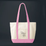 Tote Bolsa de casamento Future Mrs Black Modern Script<br><div class="desc">Future Mrs | Bolsa de casamento com nome personalizado com tipografia em negrito e personalizada com seu sobrenome futuro. Mostrado em rosa,  você pode escolher a cor e o estilo da sua bolsa.</div>