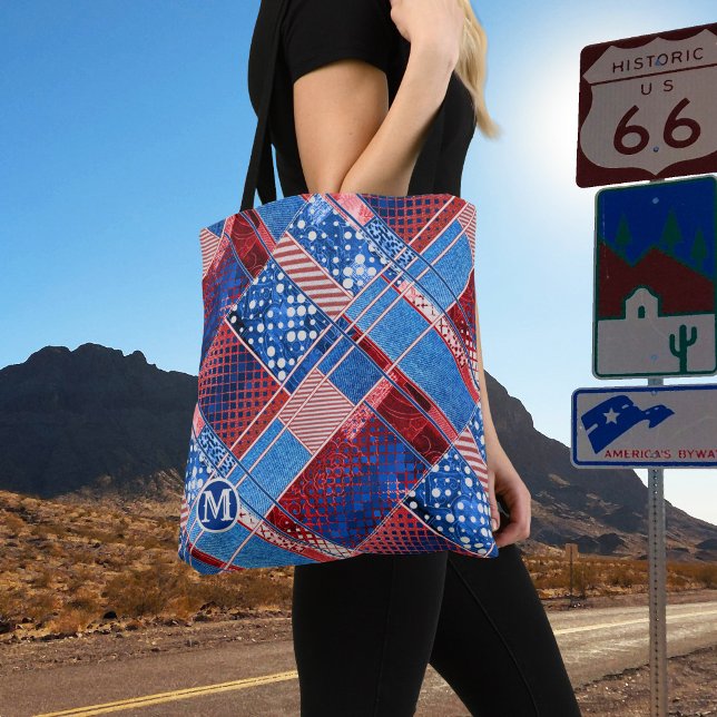 Tote Bolsa de Jeans Azuis de Monograma (A modern tote bag featuring a blue jeans patchwork pattern with red and off white patterns)