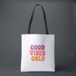 Tote Bolsa de mão: Coloridas Vibrações Positivas Apenas<br><div class="desc">​Espalhe positividade com esta bolsa de mão estilosa 'Apenas Boas Vibrações'. Com uma tipografia vibrante e moderna em tons de rosa e laranja,  esta bolsa de lona durável é perfeita para compras,  escola,  viagens à praia ou tarefas diárias. Um ótimo presente motivacional para amigos e familiares.</div>
