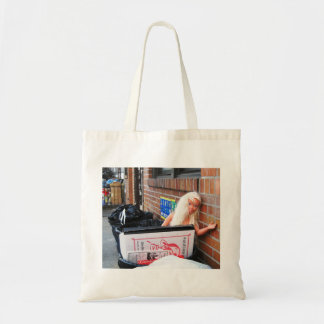 Tote Boneca no bolsa do lixo