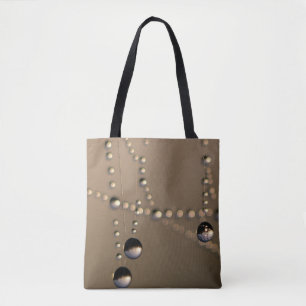 Tote Dew cai em um bolsa da Web