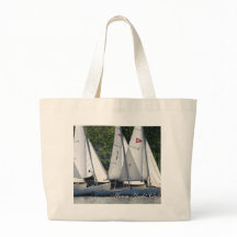 A bolsa de praia do veleiro do yacht club de