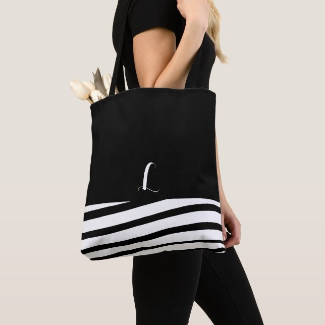 Tote Monograma Mínimo Preto e Branco - Bolsa Strike (Close Up)