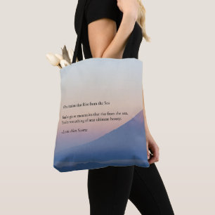 Tote Montanhas que aumentam do bolsa do mar