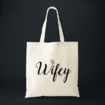 Tote O bolsa de Wifey<br><div class="desc">Aperfeiçoe o bolsa para toda a noiva para ser ou Sra.!</div>