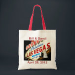 Tote Personalizar a bolsa de casamento de Las Vegas<br><div class="desc">Personalize o Saco de Casamento de Las Vegas,  com noiva e noivo em frente ao Fabuloso Sinal de Las Vegas! Fará presentes de excelente para sua dama de honra,  madrinha de casamento!</div>