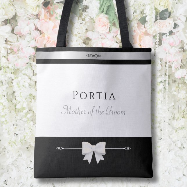 Tote Presente para a Mãe do Noivo | Bolsa de Luxo Moder (Luxury personalized Mother of the Groom gift tote bag on a romantic garden wedding flower wall)