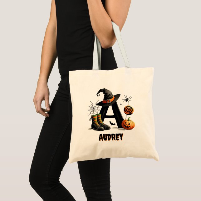 Tote Uma Bolsa de Doces de Halloween Fofa com Letra Ini (Frente (produto))