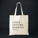Totes Getting Married Nome da Noiva Bolsa de Casam<br><div class="desc">Totes Getting Married Nome da Noiva Bolsa de Casamento apresenta o texto "Totes Getting Married" em tipografia moderna com o seu nome abaixo. Faz um presente fabuloso para a noiva. Criado por Evco Studio www.zazzle.com/store/evcostudio</div>