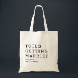 Totes Getting Married Nome da Noiva Bolsa de Casam<br><div class="desc">Totes Getting Married Nome da Noiva Bolsa de Casamento apresenta o texto "Totes Getting Married" em tipografia moderna com o seu nome abaixo. Faz um presente fabuloso para a noiva. Criado por Evco Studio www.zazzle.com/store/evcostudio</div>