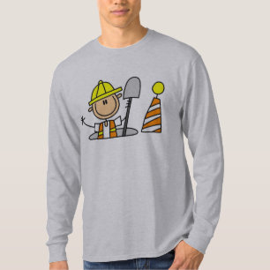 Trabalhador da construção no t-shirt da câmara 