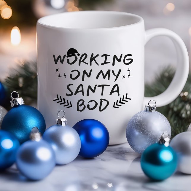 Trabalhando com meus Papais noeis. | Caneca Sarcás (Working on My Santa Bod Funny Mug)