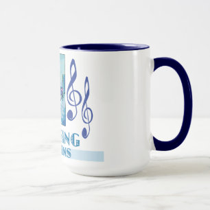 Trabalho através da caneca dos azuis