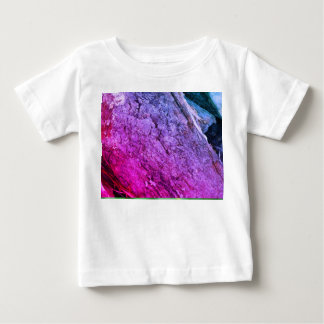 Trabalho de arte de Abstrato vívida em uma camisa 
