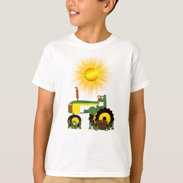 Trator Verde com Camisa-T do Polo de Pesca (Frente)