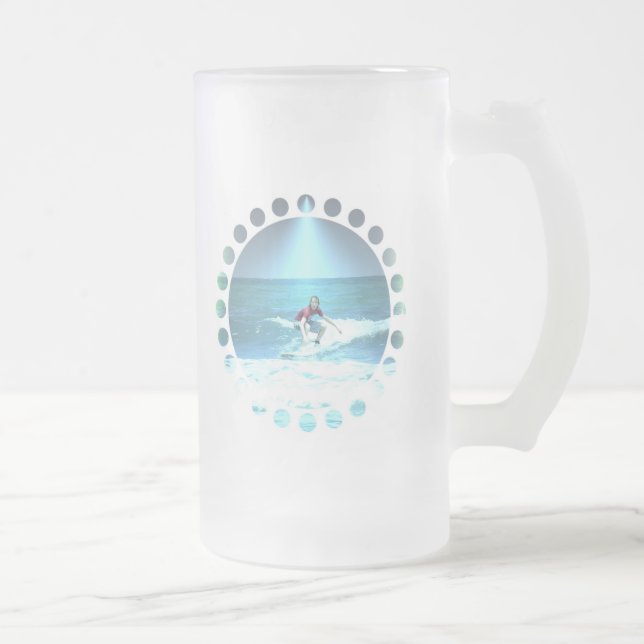 Travando a caneca de cerveja do surf (Direita)