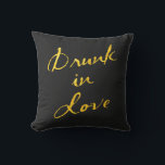 Travesso de Amor Almofada Exterior Dourado e Preto<br><div class="desc">Esta divertida e sedutora almofada exterior é acentuada com a frase "Travesso de Amor" em um pincel dourado ousado sobre um fundo preto,  tornando-a o acessório perfeito para a mesa do casal em um casamento ao ar livre,  ou no deque,  pátio ou varanda dos recém-casados.</div>