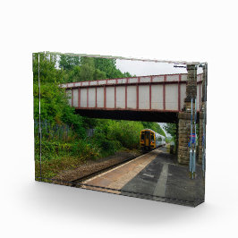 Trem Colne Bound Deixando Burnley Barracks Railway