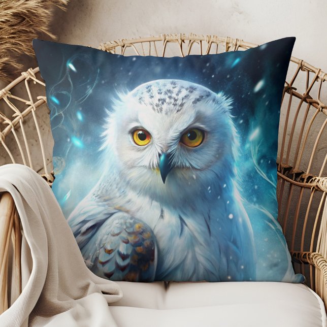 Trem de Inverno Coruja Mística Azul Almofada de Ar (Winter Magic Snowy Owl Mystic Blue Throw Pillow in a boho rattan armchair.)