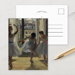 Três Dançarinos | Cartão postal Edgar Degas<br><div class="desc">Danseuses Dans Une Salle D’exercice, Trois Danseuses (1873), ou Três Dançarinos em uma Sala de Exercícios, do artista impressionista francês Edgar Degas. Degas é famoso por seus desenhos pastel e pinturas a óleo. Ele foi mestre em representar o movimento, como se pode ver em suas muitas obras de dançarinos balés....</div>