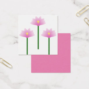Três flores de Lotus cor-de-rosa em hastes verdes