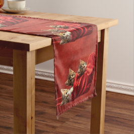 Três gatinhos em uma passadeira de mesa de meia de