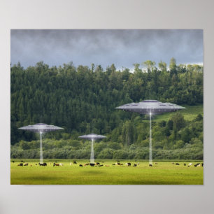 Três UFO com campo do poster das vacas