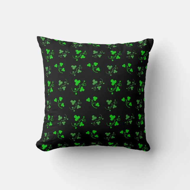 Trevos verdes irlandeses em almofada preta (Frente)