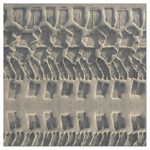 Trilhas do pneu no tecido da foto da areia da