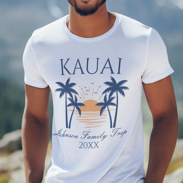Trip T-Shirt da Família Kauai Hawaii (Man wearing a Kauai family trip t-shirt with a sunset and palm tree design.)
